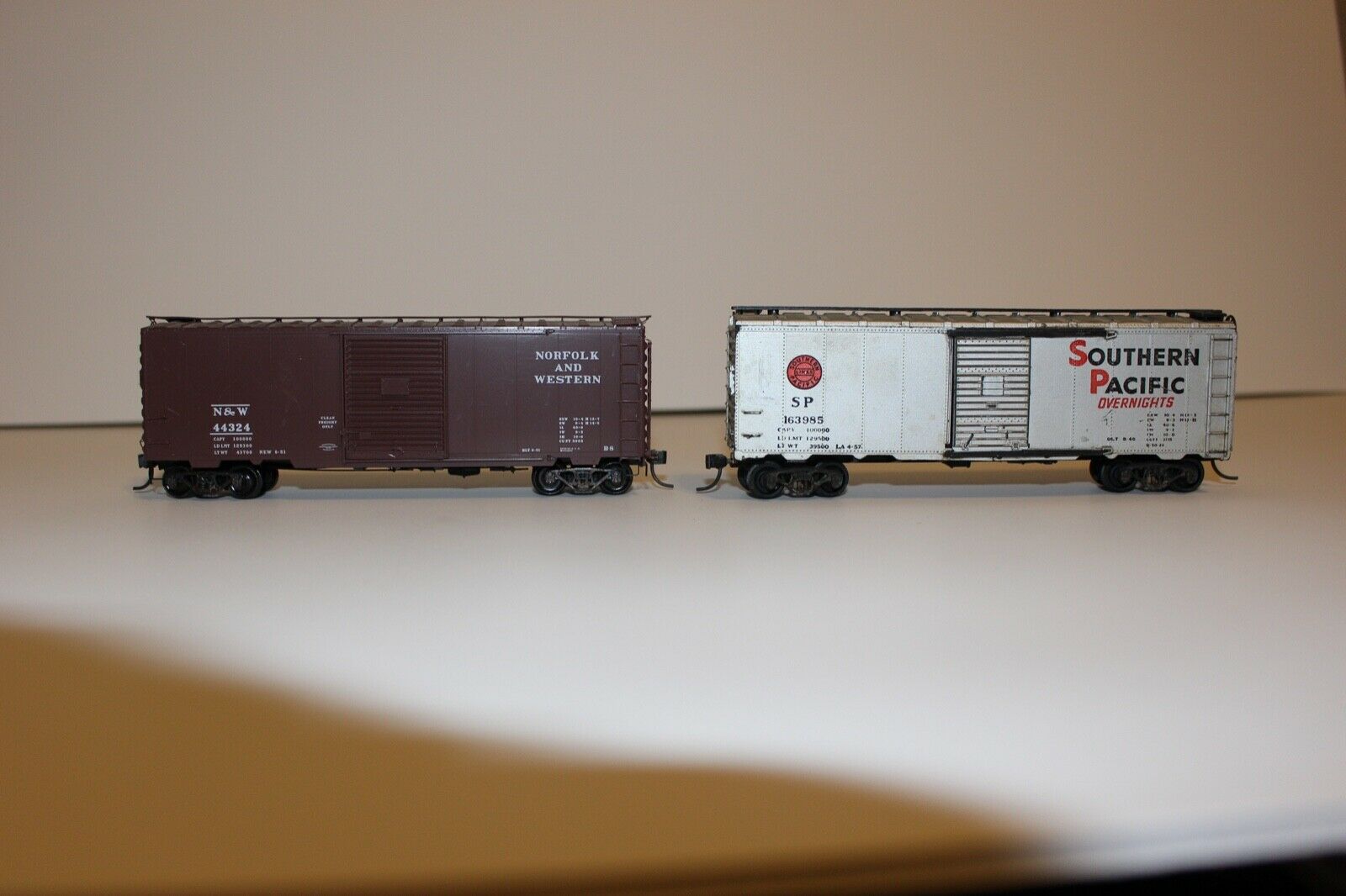Lot Of 2 Ho Scale 40' Boxcars, Kadee N&w And Athearn Sp Used